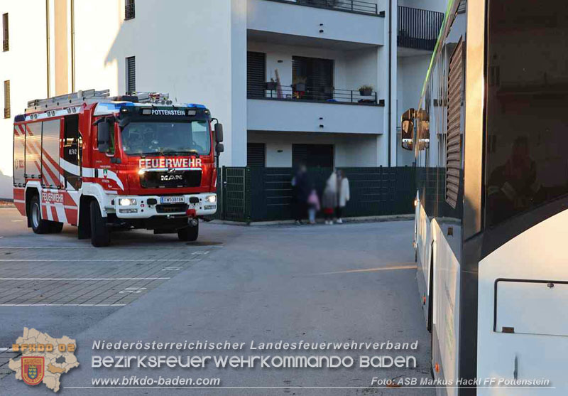 20251106_Linienbus blockiert Triestingtal Bahnstrecke  Foto: ASB Markus Hackl