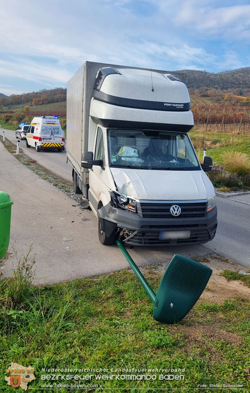 20251108_Transporter prallt gegen Straßenbeleuchtungsmast in Pfaffstätten Foto: Stefan Schneider BFKDO Baden 20251108_Transporter prallt gegen Straßenbeleuchtungsmast in Pfaffstätten Foto: Stefan Schneider BFKDO Baden