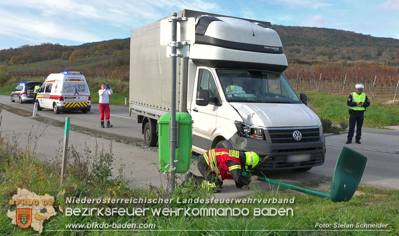 20251108_Transporter prallt gegen Straßenbeleuchtungsmast in Pfaffstätten Foto: Stefan Schneider BFKDO Baden 20251108_Transporter prallt gegen Straßenbeleuchtungsmast in Pfaffstätten Foto: Stefan Schneider BFKDO Baden