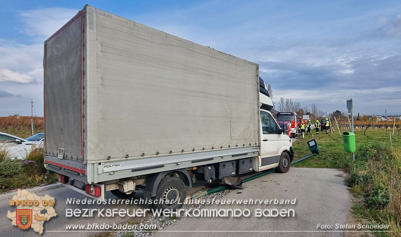 20251108_Transporter prallt gegen Straßenbeleuchtungsmast in Pfaffstätten Foto: Stefan Schneider BFKDO Baden 20251108_Transporter prallt gegen Straßenbeleuchtungsmast in Pfaffstätten Foto: Stefan Schneider BFKDO Baden