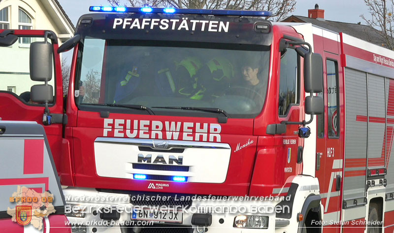 20251108_Transporter prallt gegen Straßenbeleuchtungsmast in Pfaffstätten Foto: Stefan Schneider BFKDO Baden 20251108_Transporter prallt gegen Straßenbeleuchtungsmast in Pfaffstätten Foto: Stefan Schneider BFKDO Baden