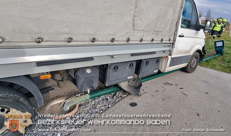 20251108_Transporter prallt gegen Straßenbeleuchtungsmast in Pfaffstätten Foto: Stefan Schneider BFKDO Baden 20251108_Transporter prallt gegen Straßenbeleuchtungsmast in Pfaffstätten Foto: Stefan Schneider BFKDO Baden
