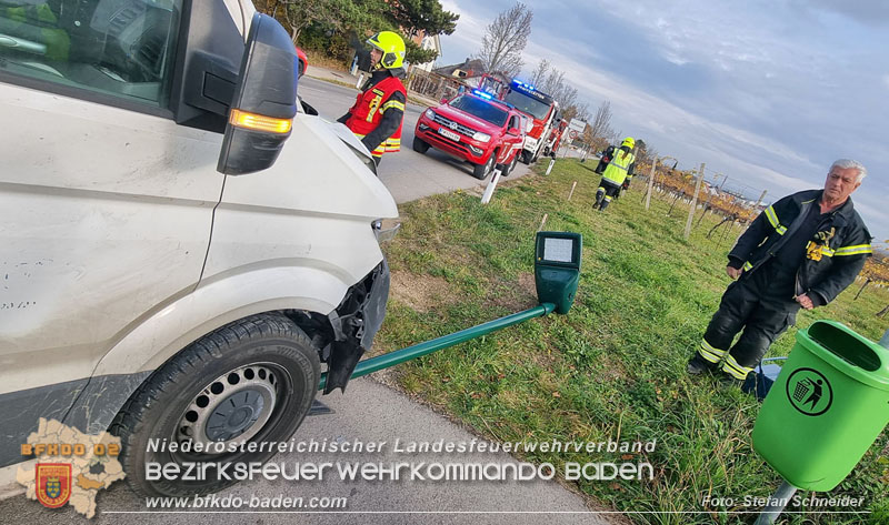 20251108_Transporter prallt gegen Straßenbeleuchtungsmast in Pfaffstätten Foto: Stefan Schneider BFKDO Baden 20251108_Transporter prallt gegen Straßenbeleuchtungsmast in Pfaffstätten Foto: Stefan Schneider BFKDO Baden