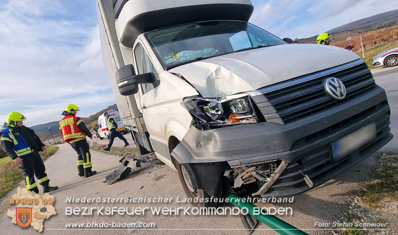 20251108_Transporter prallt gegen Straßenbeleuchtungsmast in Pfaffstätten Foto: Stefan Schneider BFKDO Baden 20251108_Transporter prallt gegen Straßenbeleuchtungsmast in Pfaffstätten Foto: Stefan Schneider BFKDO Baden