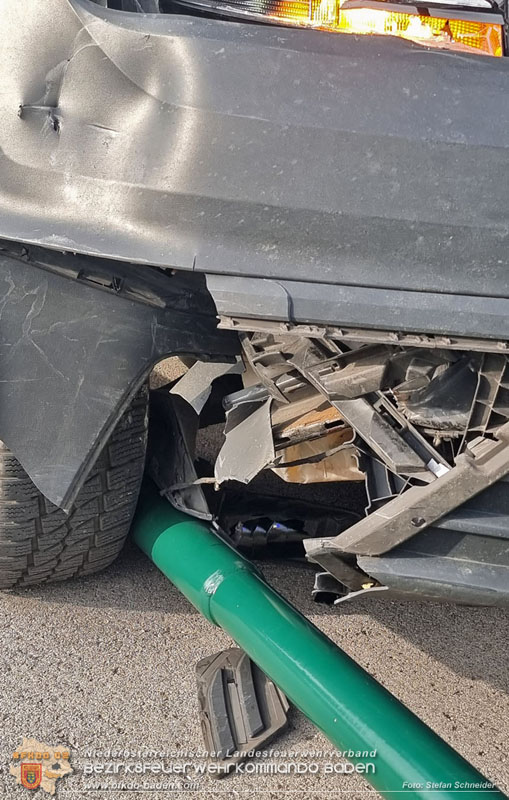 20251108_Transporter prallt gegen Straßenbeleuchtungsmast in Pfaffstätten Foto: Stefan Schneider BFKDO Baden 20251108_Transporter prallt gegen Straßenbeleuchtungsmast in Pfaffstätten Foto: Stefan Schneider BFKDO Baden