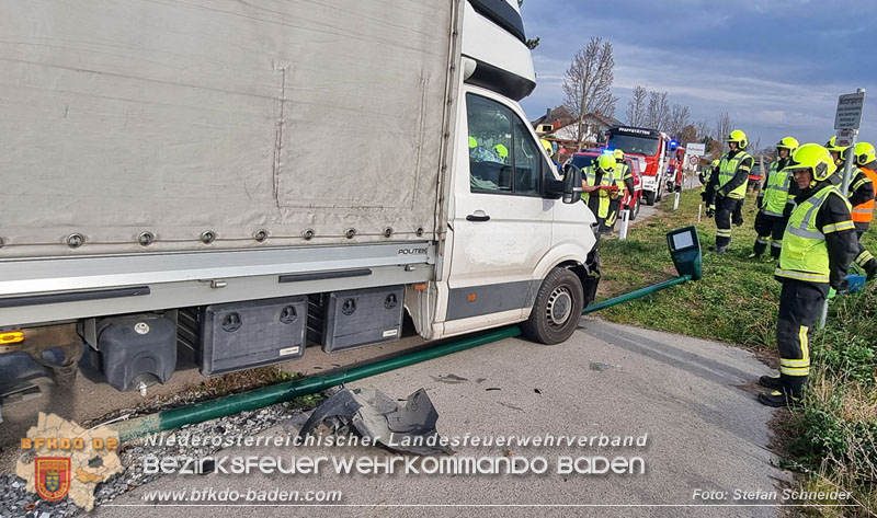 20251108_Transporter prallt gegen Straßenbeleuchtungsmast in Pfaffstätten Foto: Stefan Schneider BFKDO Baden 20251108_Transporter prallt gegen Straßenbeleuchtungsmast in Pfaffstätten Foto: Stefan Schneider BFKDO Baden