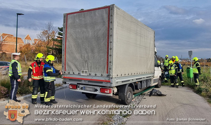 20251108_Transporter prallt gegen Straßenbeleuchtungsmast in Pfaffstätten Foto: Stefan Schneider BFKDO Baden 20251108_Transporter prallt gegen Straßenbeleuchtungsmast in Pfaffstätten Foto: Stefan Schneider BFKDO Baden