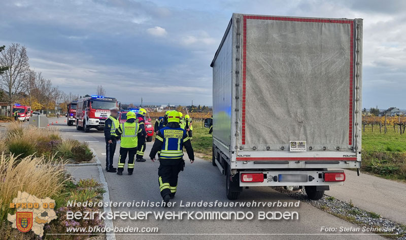 20251108_Transporter prallt gegen Straßenbeleuchtungsmast in Pfaffstätten Foto: Stefan Schneider BFKDO Baden 20251108_Transporter prallt gegen Straßenbeleuchtungsmast in Pfaffstätten Foto: Stefan Schneider BFKDO Baden