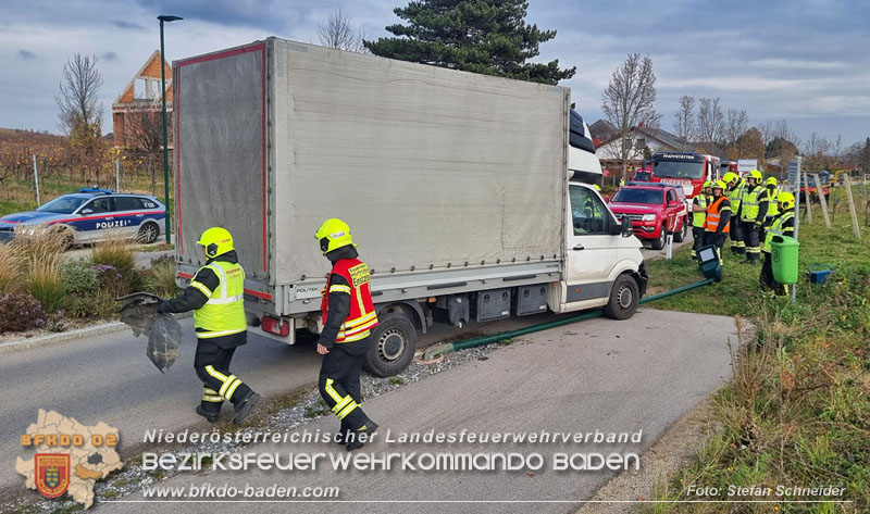 20251108_Transporter prallt gegen Straßenbeleuchtungsmast in Pfaffstätten Foto: Stefan Schneider BFKDO Baden 20251108_Transporter prallt gegen Straßenbeleuchtungsmast in Pfaffstätten Foto: Stefan Schneider BFKDO Baden
