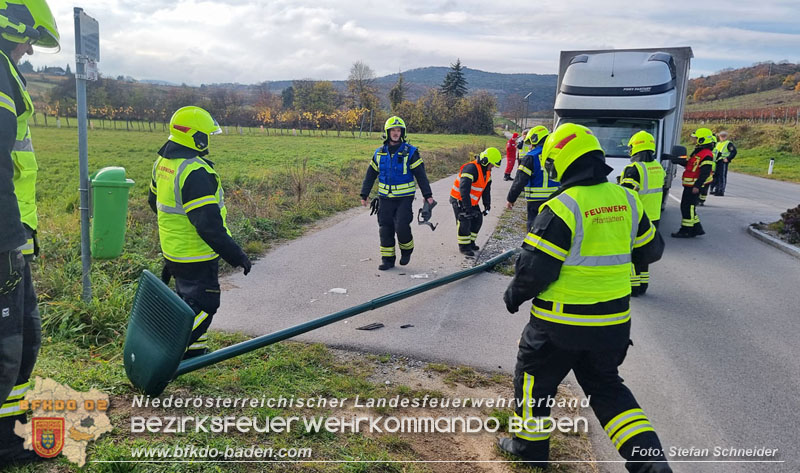 20251108_Transporter prallt gegen Straßenbeleuchtungsmast in Pfaffstätten Foto: Stefan Schneider BFKDO Baden 20251108_Transporter prallt gegen Straßenbeleuchtungsmast in Pfaffstätten Foto: Stefan Schneider BFKDO Baden