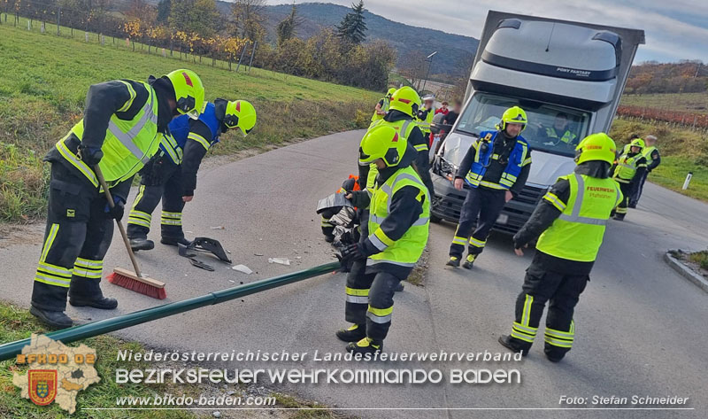 20251108_Transporter prallt gegen Straßenbeleuchtungsmast in Pfaffstätten Foto: Stefan Schneider BFKDO Baden 20251108_Transporter prallt gegen Straßenbeleuchtungsmast in Pfaffstätten Foto: Stefan Schneider BFKDO Baden