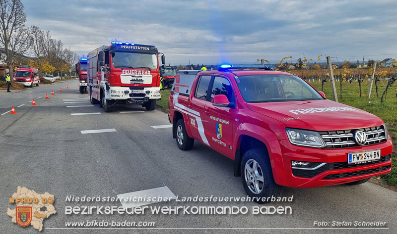 20251108_Transporter prallt gegen Straßenbeleuchtungsmast in Pfaffstätten Foto: Stefan Schneider BFKDO Baden 20251108_Transporter prallt gegen Straßenbeleuchtungsmast in Pfaffstätten Foto: Stefan Schneider BFKDO Baden
