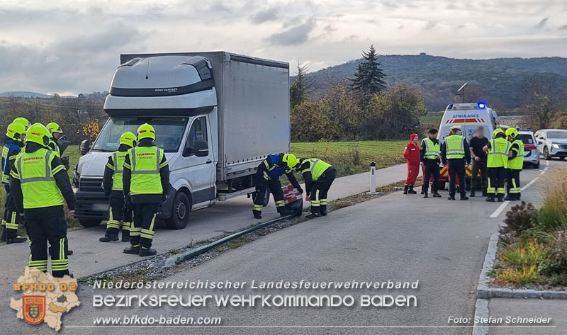 20251108_Transporter prallt gegen Straßenbeleuchtungsmast in Pfaffstätten Foto: Stefan Schneider BFKDO Baden 20251108_Transporter prallt gegen Straßenbeleuchtungsmast in Pfaffstätten Foto: Stefan Schneider BFKDO Baden