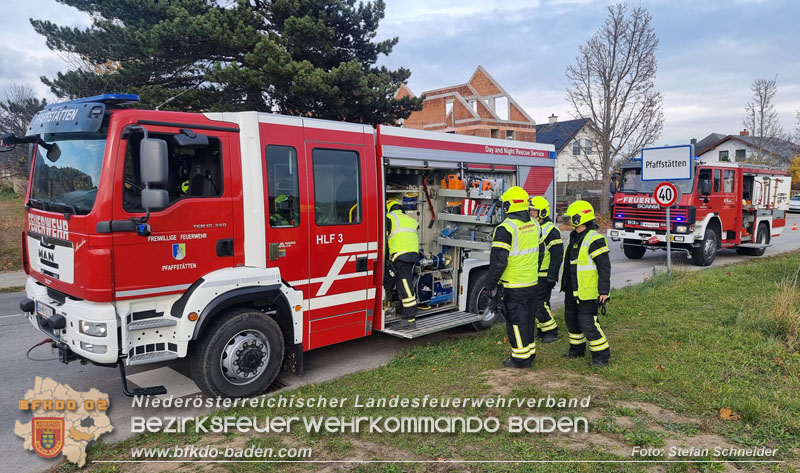 20251108_Transporter prallt gegen Straßenbeleuchtungsmast in Pfaffstätten Foto: Stefan Schneider BFKDO Baden 20251108_Transporter prallt gegen Straßenbeleuchtungsmast in Pfaffstätten Foto: Stefan Schneider BFKDO Baden