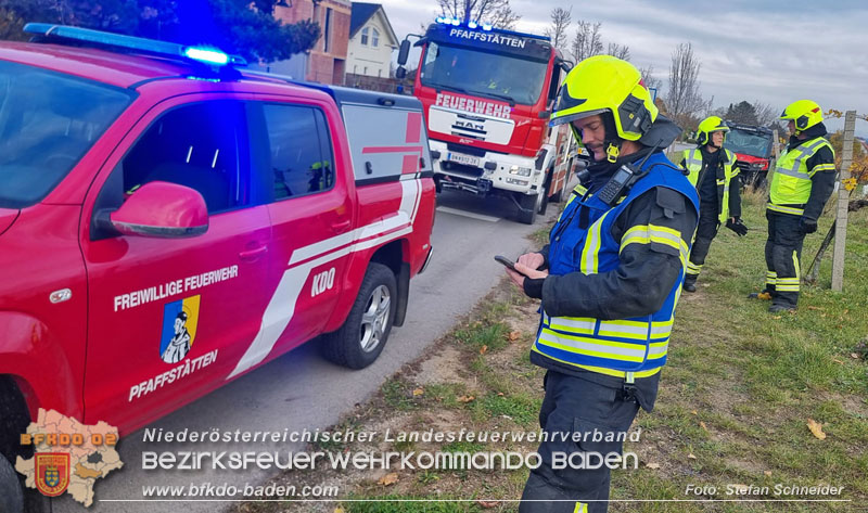 20251108_Transporter prallt gegen Straßenbeleuchtungsmast in Pfaffstätten Foto: Stefan Schneider BFKDO Baden 20251108_Transporter prallt gegen Straßenbeleuchtungsmast in Pfaffstätten Foto: Stefan Schneider BFKDO Baden