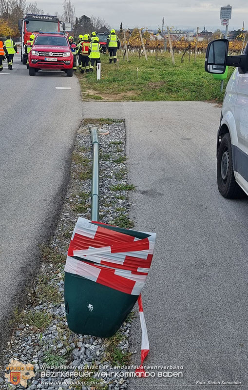 20251108_Transporter prallt gegen Straßenbeleuchtungsmast in Pfaffstätten Foto: Stefan Schneider BFKDO Baden 20251108_Transporter prallt gegen Straßenbeleuchtungsmast in Pfaffstätten Foto: Stefan Schneider BFKDO Baden