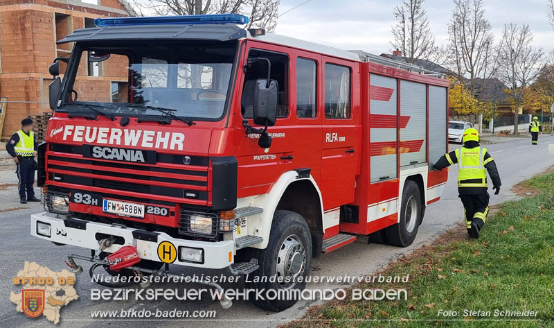 20251108_Transporter prallt gegen Straßenbeleuchtungsmast in Pfaffstätten Foto: Stefan Schneider BFKDO Baden 20251108_Transporter prallt gegen Straßenbeleuchtungsmast in Pfaffstätten Foto: Stefan Schneider BFKDO Baden