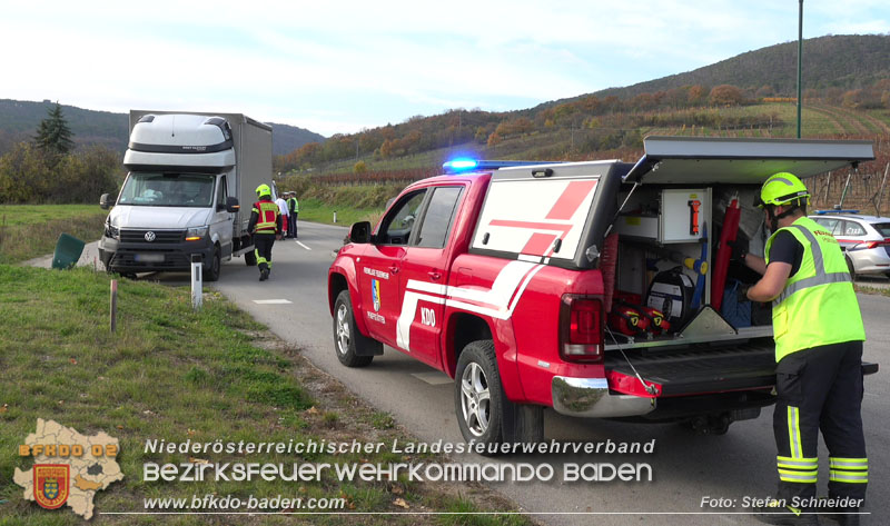 20251108_Transporter prallt gegen Straßenbeleuchtungsmast in Pfaffstätten Foto: Stefan Schneider BFKDO Baden 20251108_Transporter prallt gegen Straßenbeleuchtungsmast in Pfaffstätten Foto: Stefan Schneider BFKDO Baden