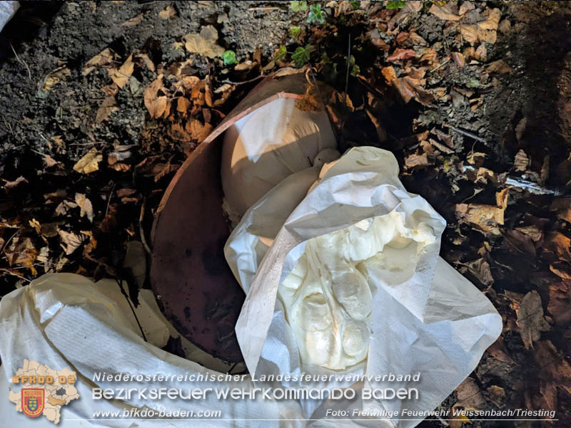 20251114_Umwelteinsatz in Weissenbach - Zähflüssiges Medium aus Regenwasserkanal ausgetreten Foto: FF Weissenbach/Triesting 20251114_Umwelteinsatz in Weissenbach - Zähflüssiges Medium aus Regenwasserkanal ausgetreten Foto: FF Weissenbach/Triesting