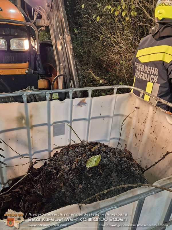 20251114_Umwelteinsatz in Weissenbach - Zähflüssiges Medium aus Regenwasserkanal ausgetreten Foto: FF Weissenbach/Triesting 20251114_Umwelteinsatz in Weissenbach - Zähflüssiges Medium aus Regenwasserkanal ausgetreten Foto: FF Weissenbach/Triesting