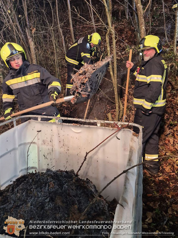 20251114_Umwelteinsatz in Weissenbach - Zähflüssiges Medium aus Regenwasserkanal ausgetreten Foto: FF Weissenbach/Triesting 20251114_Umwelteinsatz in Weissenbach - Zähflüssiges Medium aus Regenwasserkanal ausgetreten Foto: FF Weissenbach/Triesting
