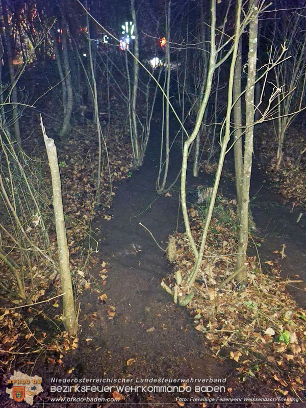 20251114_Umwelteinsatz in Weissenbach - Zähflüssiges Medium aus Regenwasserkanal ausgetreten Foto: FF Weissenbach/Triesting 20251114_Umwelteinsatz in Weissenbach - Zähflüssiges Medium aus Regenwasserkanal ausgetreten Foto: FF Weissenbach/Triesting