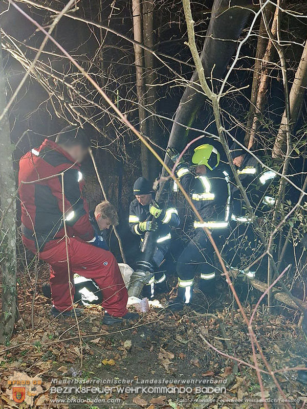 20251114_Umwelteinsatz in Weissenbach - Zähflüssiges Medium aus Regenwasserkanal ausgetreten Foto: FF Weissenbach/Triesting 20251114_Umwelteinsatz in Weissenbach - Zähflüssiges Medium aus Regenwasserkanal ausgetreten Foto: FF Weissenbach/Triesting