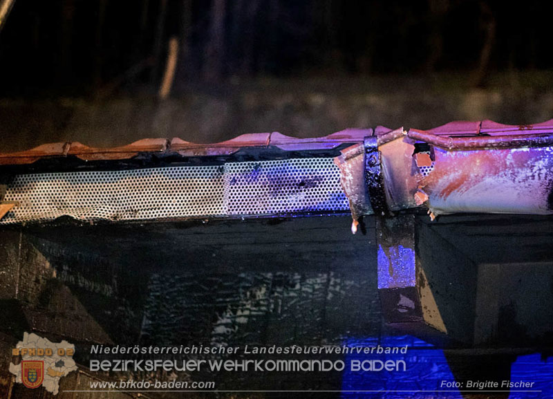 20251116_Brand eines Mllbehlters - bergreifen auf Gebude verhindert   Foto: Brigitte Fischer FF Neuhaus