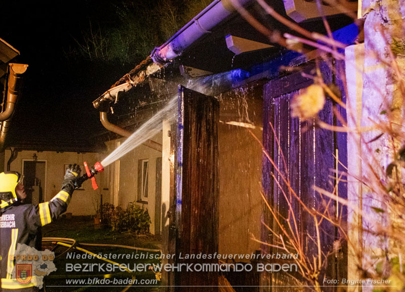 20251116_Brand eines Mllbehlters - bergreifen auf Gebude verhindert   Foto: Brigitte Fischer FF Neuhaus