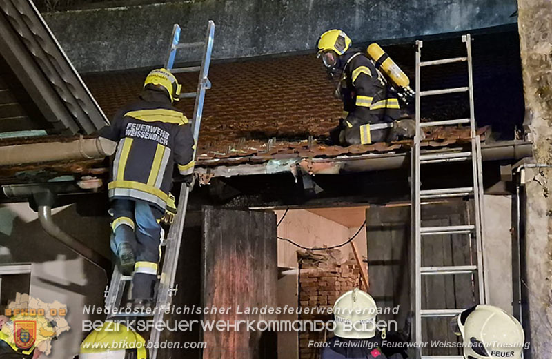 20251116_Brand eines Mllbehlters - bergreifen auf Gebude verhindert   Foto: FF Weissenbach/Triesting