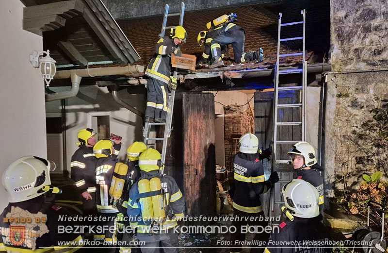 20251116_Brand eines Mllbehlters - bergreifen auf Gebude verhindert   Foto: FF Weissenbach/Triesting