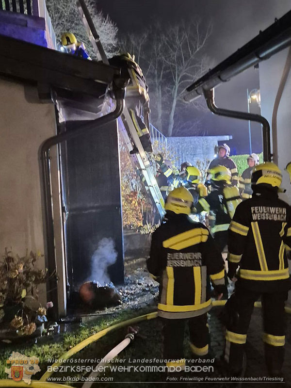 20251116_Brand eines Mllbehlters - bergreifen auf Gebude verhindert   Foto: FF Weissenbach/Triesting