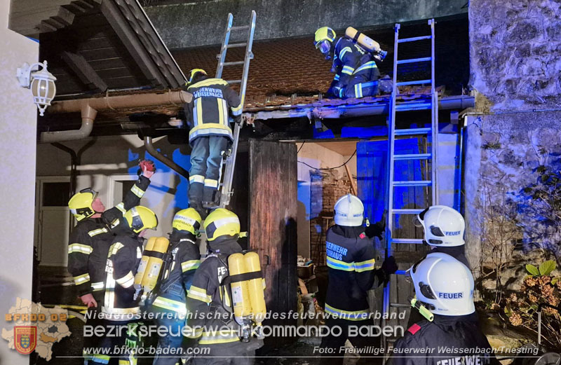 20251116_Brand eines Mllbehlters - bergreifen auf Gebude verhindert   Foto: FF Weissenbach/Triesting