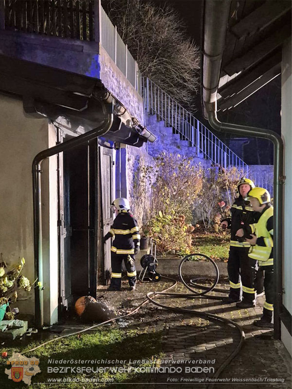 20251116_Brand eines Mllbehlters - bergreifen auf Gebude verhindert Foto: FF Weissenbach/Triesting