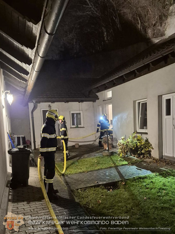 20251116_Brand eines Mllbehlters - bergreifen auf Gebude verhindert Foto: FF Weissenbach/Triesting