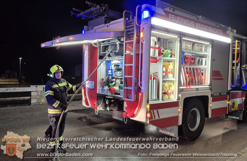 20251116_Brand eines Mllbehlters - bergreifen auf Gebude verhindert Foto: FF Weissenbach/Triesting