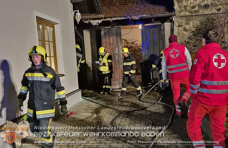 20251116_Brand eines Mllbehlters - bergreifen auf Gebude verhindert Foto: FF Weissenbach/Triesting