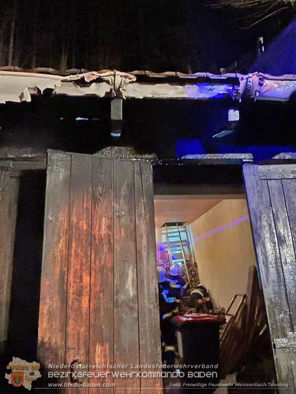 20251116_Brand eines Mllbehlters - bergreifen auf Gebude verhindert Foto: FF Weissenbach/Triesting