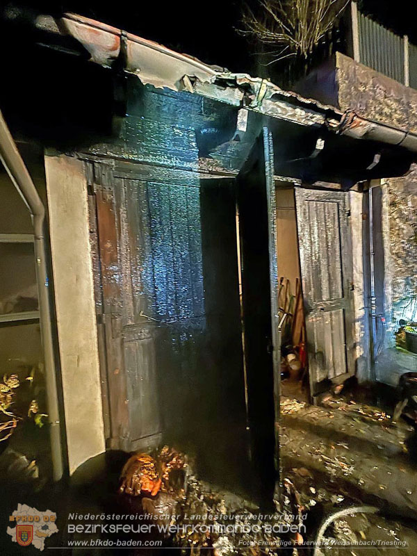 20251116_Brand eines Mllbehlters - bergreifen auf Gebude verhindert Foto: FF Weissenbach/Triesting