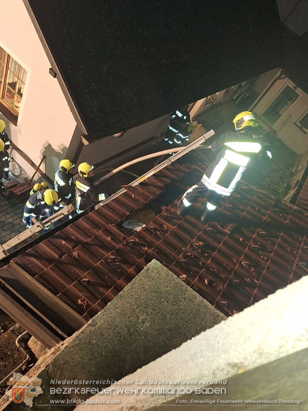 20251116_Brand eines Mllbehlters - bergreifen auf Gebude verhindert Foto: FF Weissenbach/Triesting