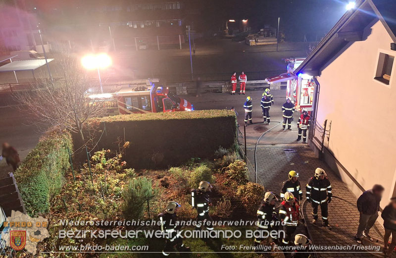 20251116_Brand eines Mllbehlters - bergreifen auf Gebude verhindert Foto: FF Weissenbach/Triesting