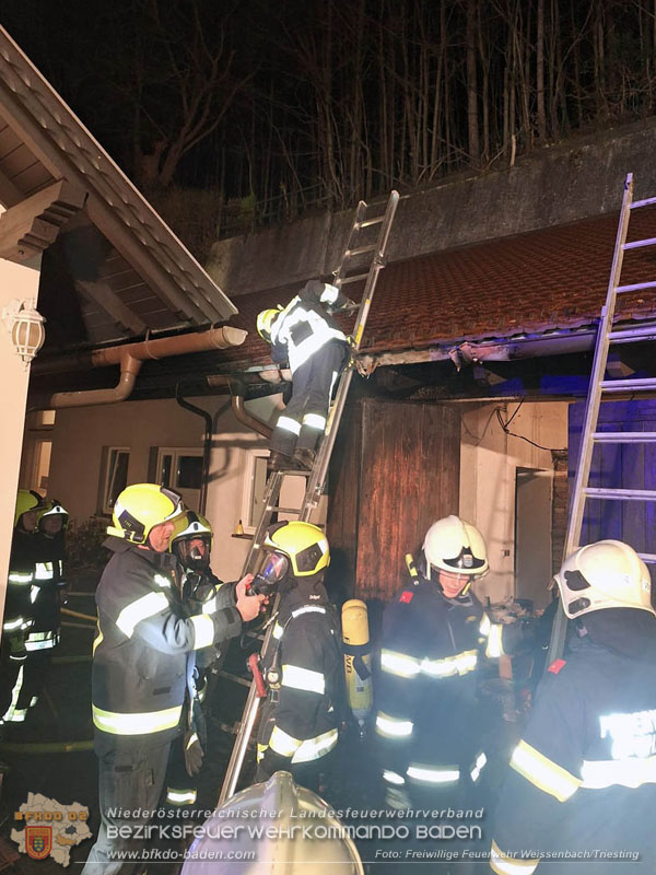 20251116_Brand eines Mllbehlters - bergreifen auf Gebude verhindert Foto: FF Weissenbach/Triesting