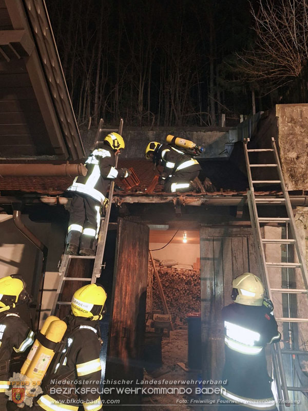 20251116_Brand eines Mllbehlters - bergreifen auf Gebude verhindert Foto: FF Weissenbach/Triesting