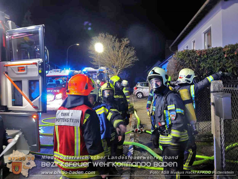 20251120_Wohnhausbrand in Enzesfeld Foto: ASB Markus Hackl BFK Presseteam 20251120_Wohnhausbrand in Enzesfeld Foto: ASB Markus Hackl BFK Presseteam