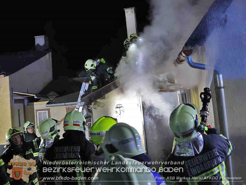 20251120_Wohnhausbrand in Enzesfeld Foto: ASB Markus Hackl BFK Presseteam 20251120_Wohnhausbrand in Enzesfeld Foto: ASB Markus Hackl BFK Presseteam