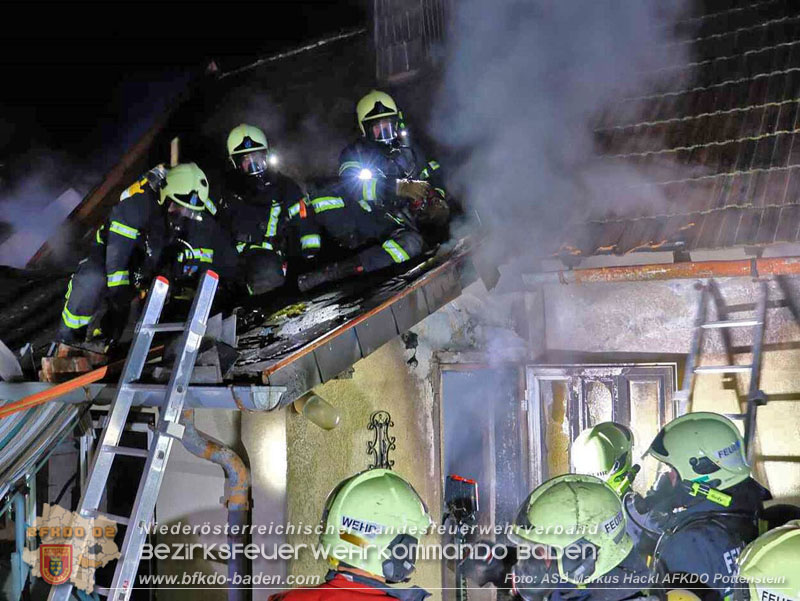 20251120_Wohnhausbrand in Enzesfeld Foto: ASB Markus Hackl BFK Presseteam 20251120_Wohnhausbrand in Enzesfeld Foto: ASB Markus Hackl BFK Presseteam