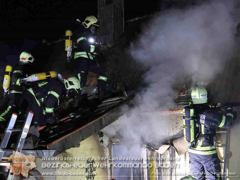 20251120_Wohnhausbrand in Enzesfeld Foto: ASB Markus Hackl BFK Presseteam 20251120_Wohnhausbrand in Enzesfeld Foto: ASB Markus Hackl BFK Presseteam