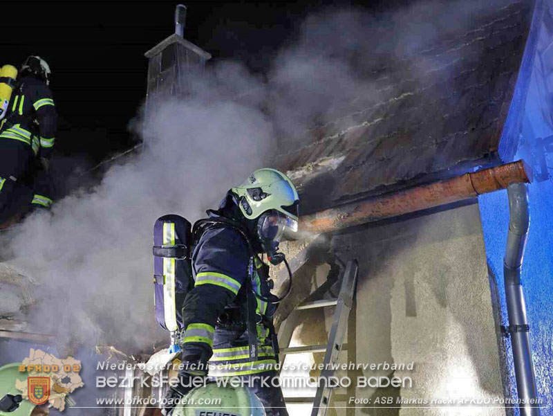 20251120_Wohnhausbrand in Enzesfeld Foto: ASB Markus Hackl BFK Presseteam 20251120_Wohnhausbrand in Enzesfeld Foto: ASB Markus Hackl BFK Presseteam