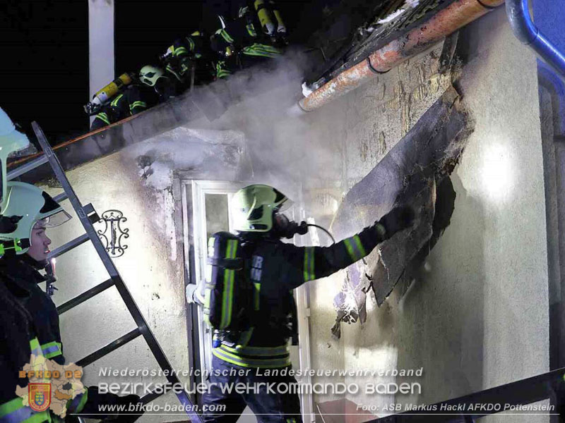 20251120_Wohnhausbrand in Enzesfeld Foto: ASB Markus Hackl BFK Presseteam 20251120_Wohnhausbrand in Enzesfeld Foto: ASB Markus Hackl BFK Presseteam