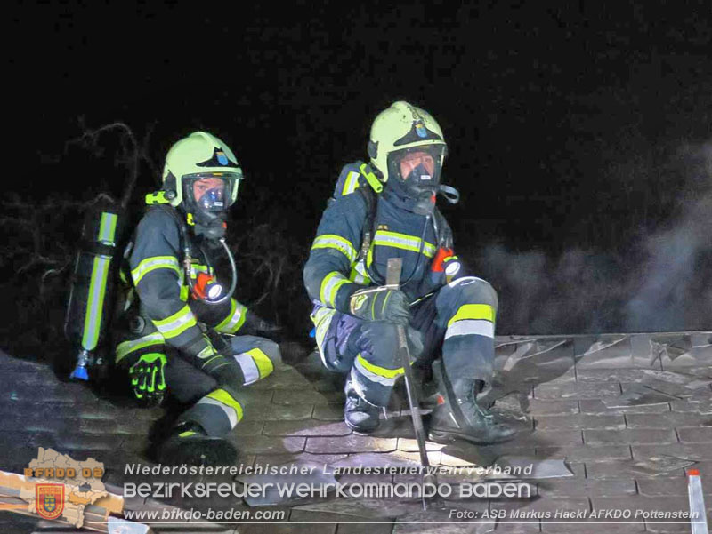 20251120_Wohnhausbrand in Enzesfeld Foto: ASB Markus Hackl BFK Presseteam 20251120_Wohnhausbrand in Enzesfeld Foto: ASB Markus Hackl BFK Presseteam